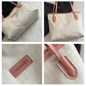 Détail du sac fourre-tout crème avec anses roses et texture pied-de-poule embossée