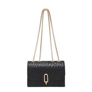 Sac bandoulière noir tissé avec double chaîne dorée et fermoir ovale sur fond blanc épuré