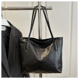 Détail du cabas noir avec texture pied-de-poule et écusson en cuir Fashion & Bags