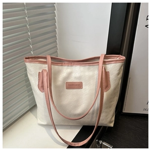 Détail du sac cabas gaufré pied-de-poule blanc avec bordure en cuir rose élégante