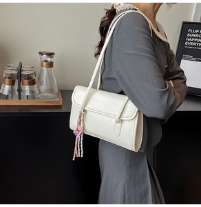 Sac sous le bras chic en cuir crème avec breloque mignonne et grande capacité de rangement