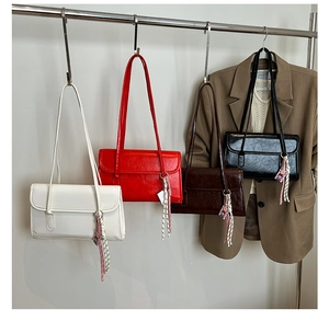 Détails de sacs à bandoulière vintage en cuir brillant blanc, rouge, marron et noir à glands