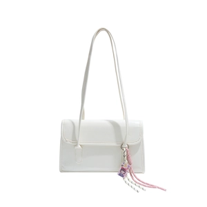 Sac à bandoulière rectangulaire ivoire avec pompon et pendentif dessin animé chic