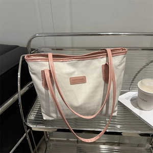 Sac fourre-tout beige et rose avec texture géométrique et garniture en cuir sur étagère