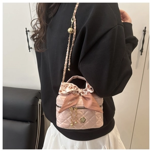 Mini sac bandoulière matelassé rose avec anse foulard léopard et détail camélia en métal