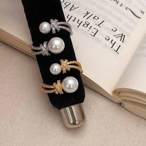 Ensemble élégant de quatre bagues perles et zircons en or et argent avec nœuds