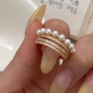 Bague multicouche dorée minimaliste ornée de sept perles et de zircons étincelants