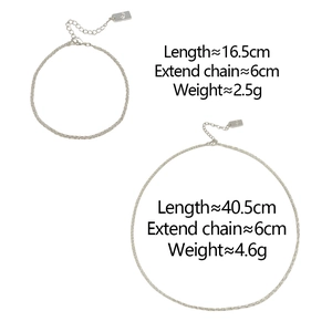 Détails du collier et du bracelet argentés scintillants avec mesures de taille