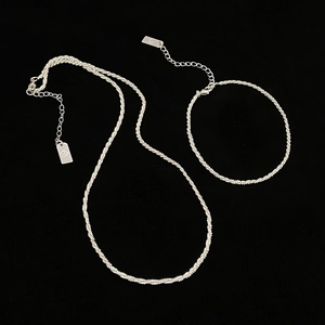 Ensemble élégant collier et bracelet en maille torsadée argentée avec fermoir ajustable