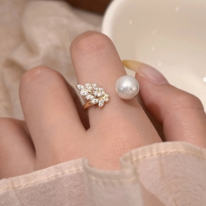 French design zircon feather ring with gold leaf motif and white pearl detail