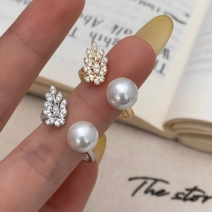 Elegant adjustable ring with zircon peacock leaf design and large round pearl details