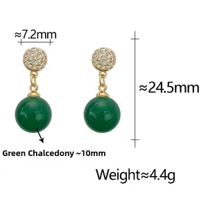 Vue détaillée de boucles d'oreilles en calcédoine vert émeraude et zircons blancs