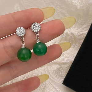 Boucles d'oreilles pendantes vert émeraude avec clous en zircon brillant sur dentelle