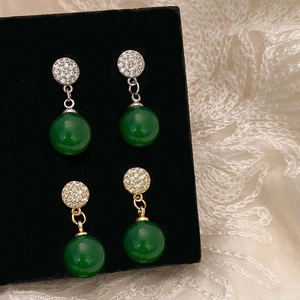Élégantes boucles d'oreilles vert émeraude avec cristaux de zircon et pendentifs effet jade