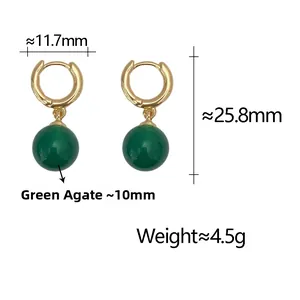 Vue détaillée des boucles d'oreilles calcédoine verte avec dimensions de 25,8 mm de hauteur