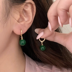Élégantes boucles d'oreilles pendantes en or avec perles de calcédoine vert foncé