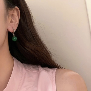 Boucles d'oreilles argentées style français avec pendentif perle calcédoine verte