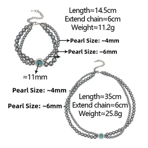 Détail du collier de perles grises à deux rangs et bracelet avec pendentif bleu