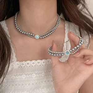 Ensemble élégant collier et bracelet en perles grises avec fermoir en pierre bleue