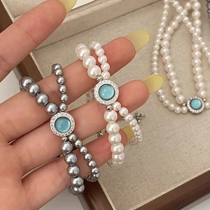 Bracelet élégant à double couche de perles avec pierre bleu clair et halo de cristaux