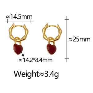 Dimensions détaillées des boucles d'oreilles créoles dorées avec breloques cœur rouge