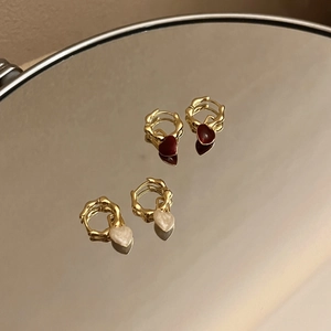 Boucles d'oreilles créoles cœur bordeaux et crème avec texture dorée en reflet miroir