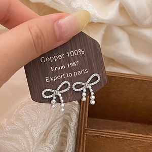 Boucles d'oreilles nœud en cuivre avec strass micro-incrustés et perles dégradées