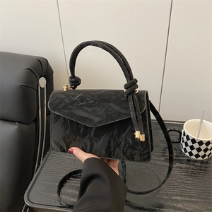 Sac à bandoulière noir minimaliste avec texture plissée et poignée à nœud unique