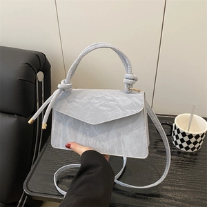 Sac à bandoulière minimaliste en cuir plissé bleu clair avec poignée nouée et dorures