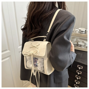 Détail du sac Ita blanc crème avec fenêtre transparente et décoration de nœud