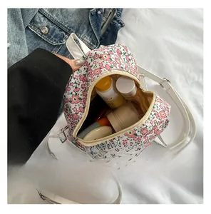 Detail der internen Kapazität des floralen Rucksacks mit Platz für Kosmetikartikel