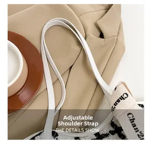 Détail de la bandoulière réglable en cuir blanc sur le sac en tweed à carreaux