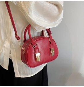 Dettaglio della borsa bowling rossa in pelle PU con finiture in metallo dorato
