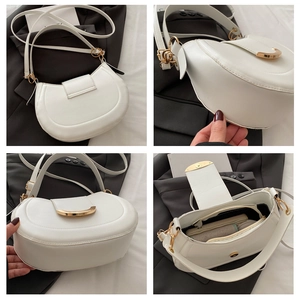 Détails du sac demi-lune blanc en cuir texturé avec boucle métallique dorée élégante