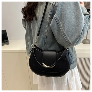 Détail du sac bandoulière noir en demi-lune avec boucle dorée et bandoulière réglable