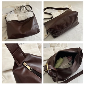 Dettagli dell'interno della borsa tote in pelle PU caffè con grande capacità e zip in metallo
