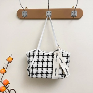 Grand sac cabas tissé avec motif à carreaux noir et blanc et bandoulières blanches