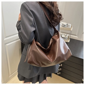 Vista posteriore della grande borsa tote marrone indossata da una modella per il lavoro