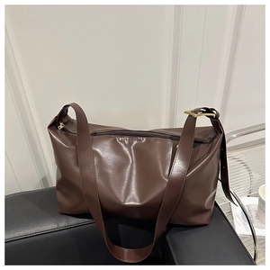 Dettaglio della borsa tote marrone scuro in morbida pelle PU con fibbia dorata