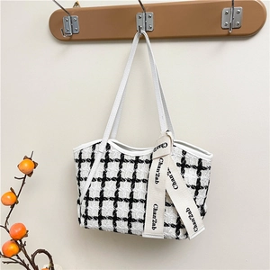 Grand sac cabas en tweed noir et blanc avec poignées en cuir blanc pour un trajet chic quotidien