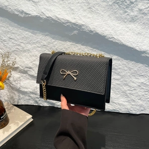 Sac à Épaule en Cuir PU pour Femmes avec Boucle Nœud Dorée en Métal Bandoulière Chaîne Texture d'Épissure Petit Sac Carré de Mode Quotidien et Rendez-vous
