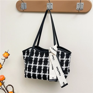 Sac cabas minimaliste en tricot à carreaux noir et blanc avec anses en cuir et ruban