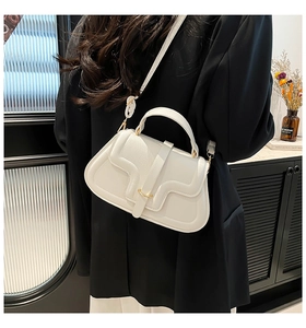 Borsa a tracolla bianca in pelle litchi indossata con fibbia dorata e stile moderno