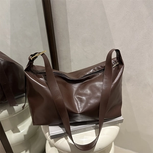 Borsa tote vintage grande capacità in pelle marrone scuro lucida con tracolla larga