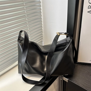 Borsa tote grande nera minimalista in pelle opaca per il lavoro e l'uso quotidiano