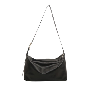 Grande borsa hobo nera minimalista in pelle opaca con tracolla regolabile da donna