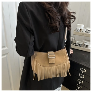Détail du sac besace en daim kaki avec de longues franges et une boucle métallique
