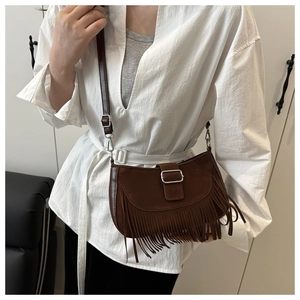 Details der dunkelbraunen Wildleder-Satteltasche mit langen Fransen und silberner Schnalle