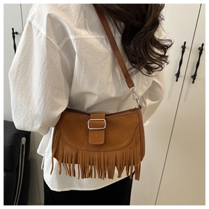 Nahaufnahme der braunen Wildleder-Satteltasche mit langen Fransen und Silberbeschlag