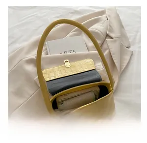 Vue détaillée du sac baguette jaune aspect crocodile montrant le compartiment intérieur